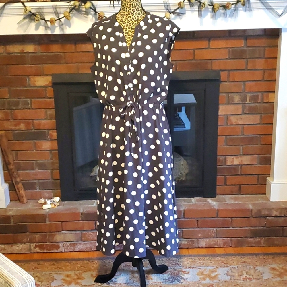 Sleeveless midi dress with POCKETS!